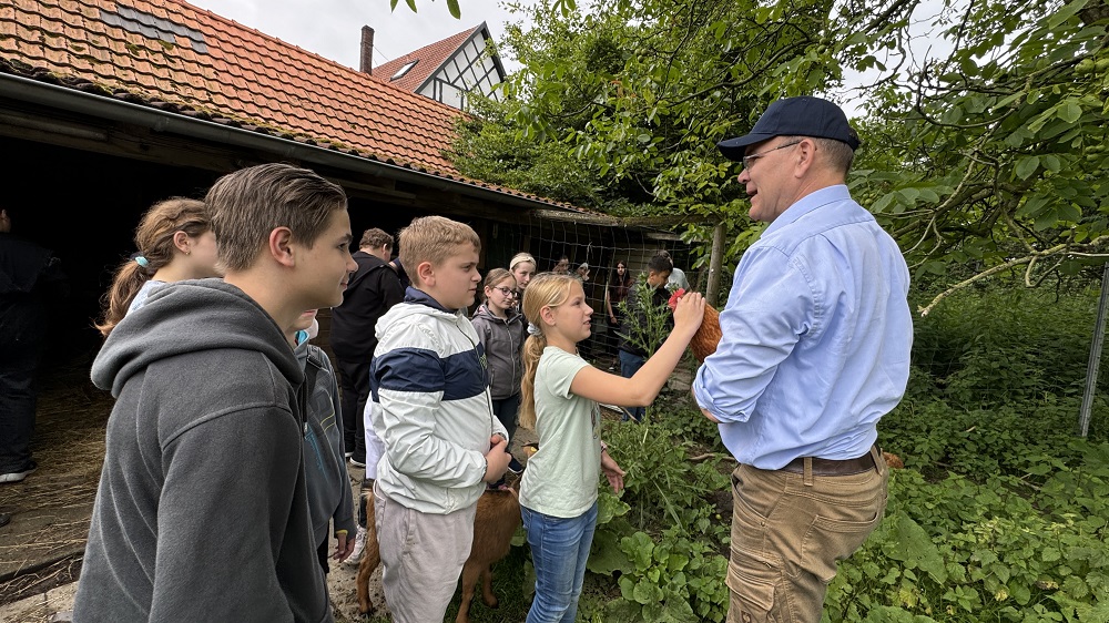 Foto: Kinder vor einem Hühnerstall