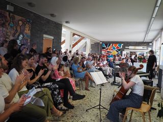 Foto: Raum mit Musikern und Zuschauern