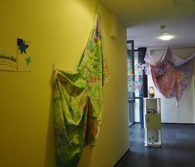 Foto: Wand mit Tüchern behangen