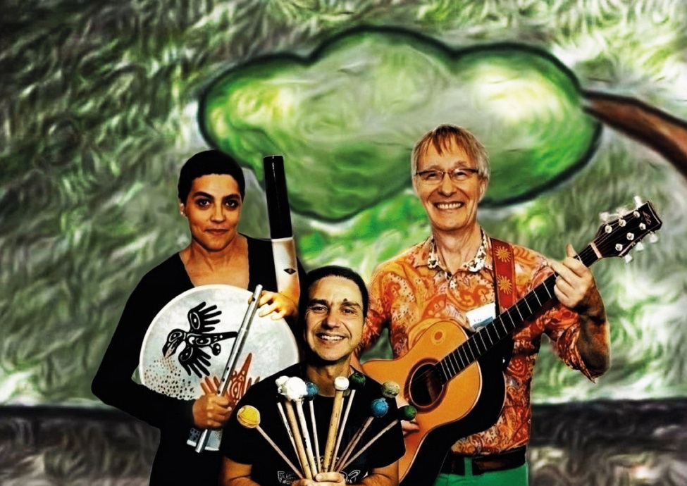 Foto: 3 Musiker vor einem bunten Bild