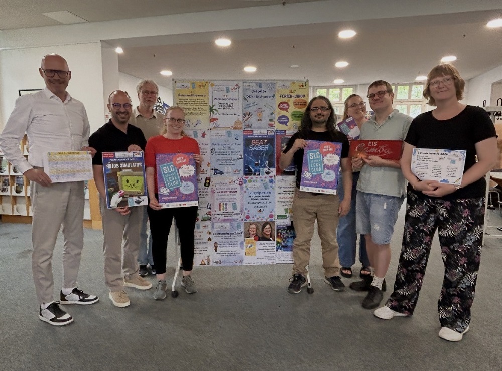 Das Team der Stadtbücherei, der Bürgermeister und die Förderer freuen sich, dass bald wieder der Sommerleseclub beginnt.