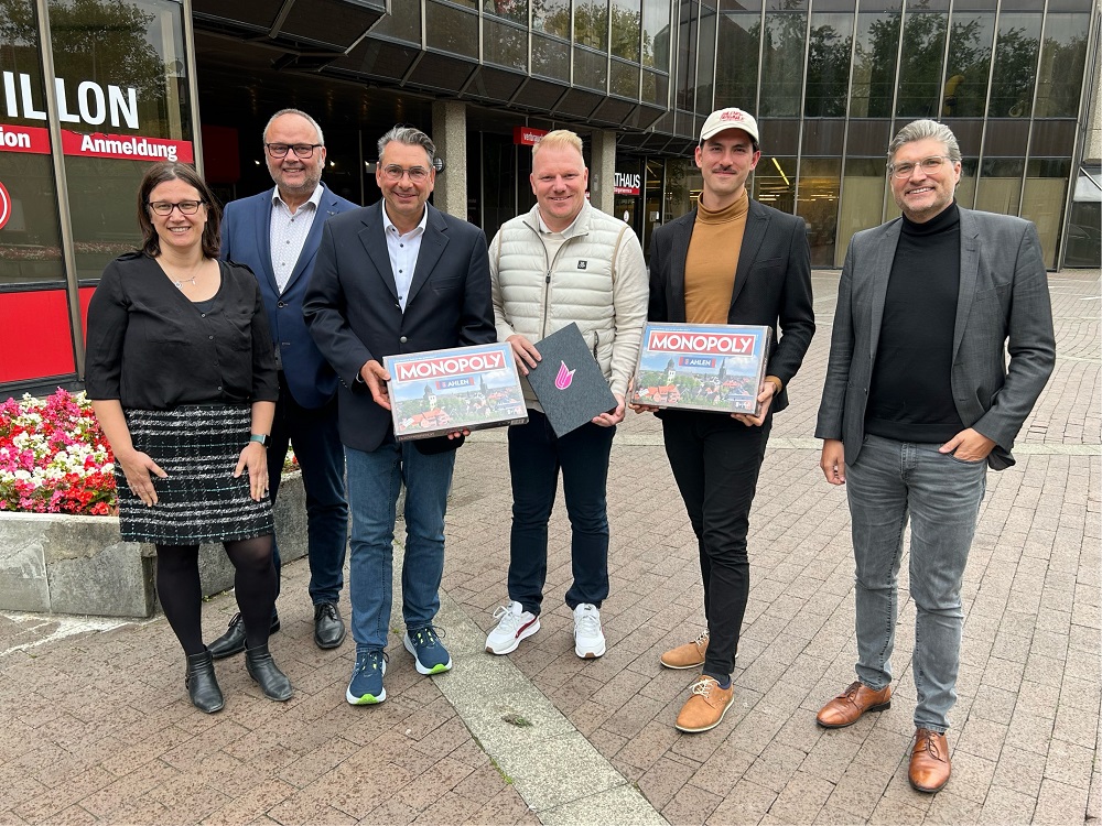 Foto: Gruppenbild vor dem Rathauseingang