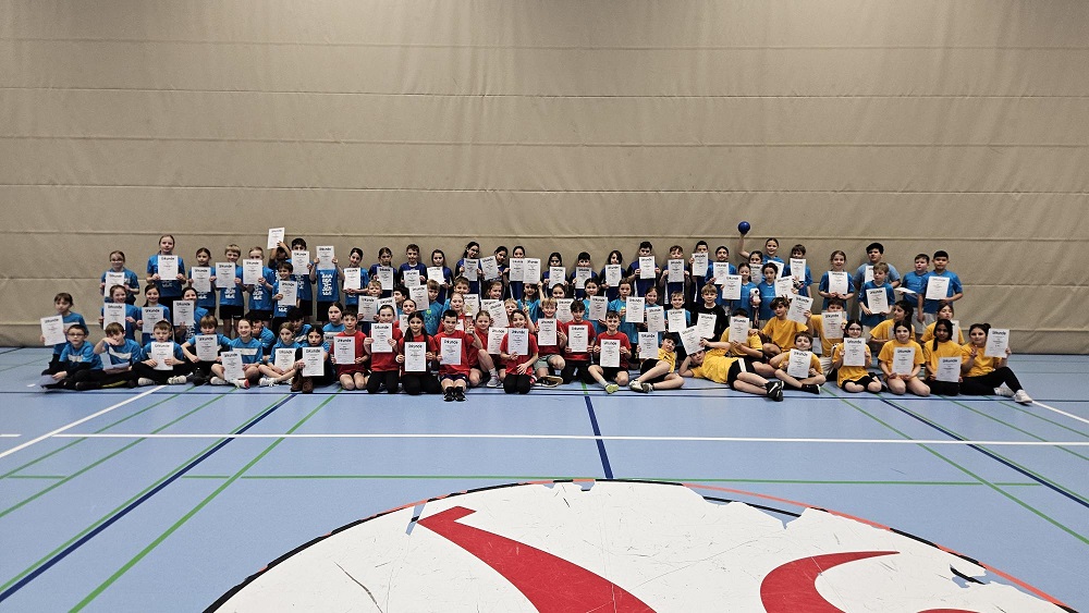 Zum Abschluss des Wettbewerbs überreichte Marcel Fels vom Sportamt allen Schülerinnen und Schülern eine Urkunde.