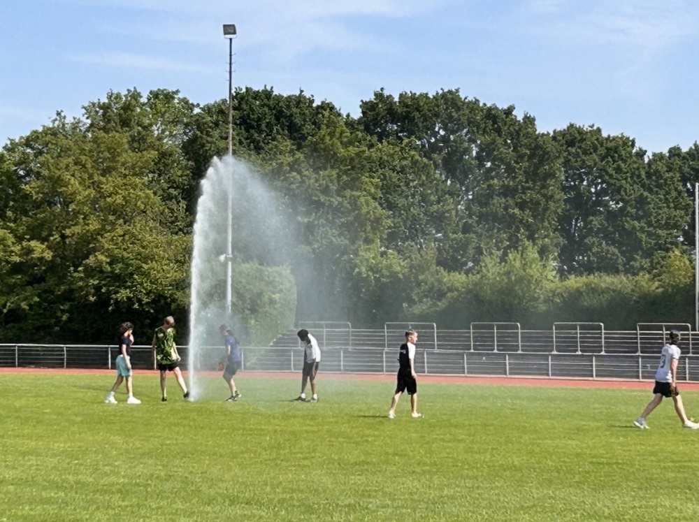 Wasser zum Trinken und aus dem Rasensprenger sorgte für Erfrischung.