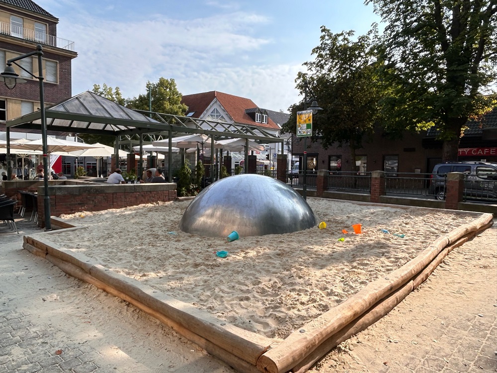 Foto: Kugelbrunnen mit Sandkasten