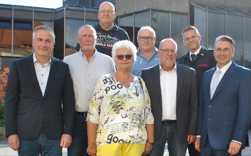 Foto: Gruppenbild vor dem Rathaus