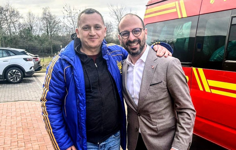 Die Bürgermeister von Khotyn und Ahlen, Andrii Dranchuk und Matthias Harman, bei der Übergabe von Hilfsgütern im Februar.