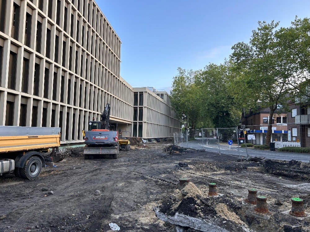 Foto: Blick auf das neue Stadthaus mit der Baustelle davor