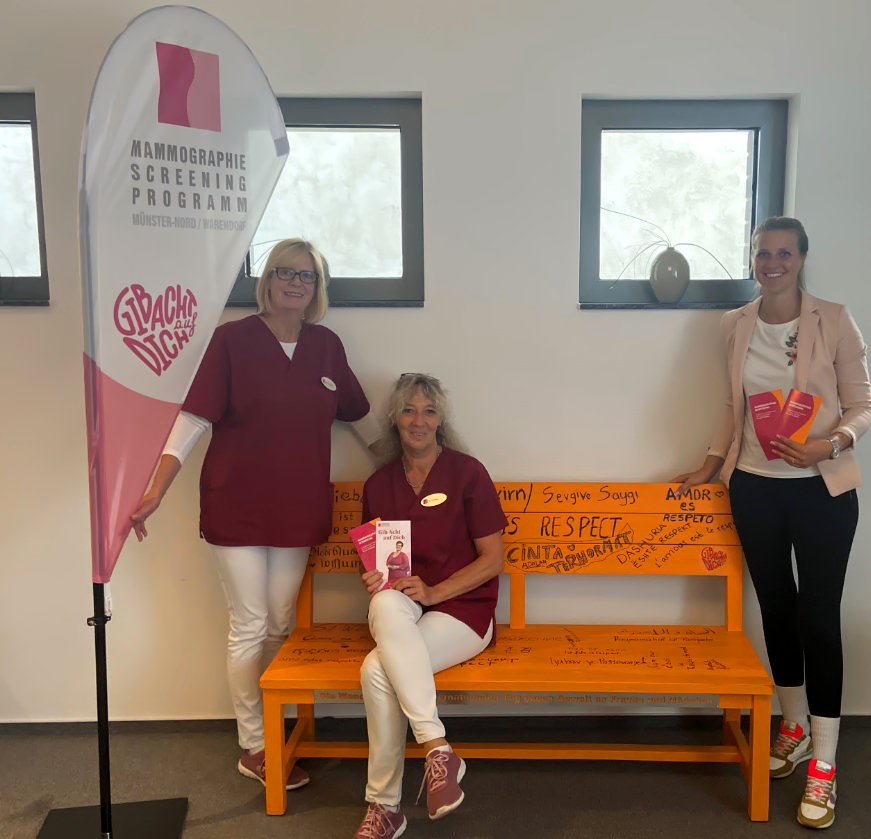 Foto: Die Mitarbeiterinnen Martina Gutzeit und Dagmar Schöne mit Elisa Spreemann auf einer Bank.