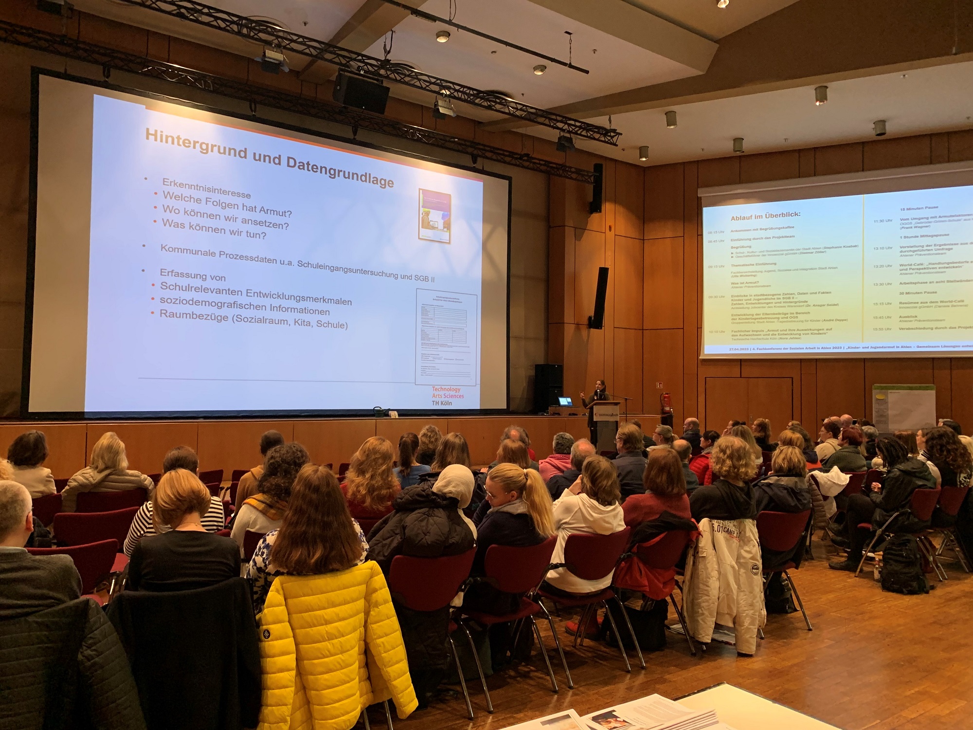 Foto: Sitzungssaal mit großer Leinwand