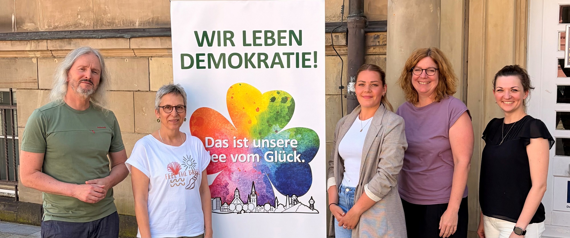 Foto: Gruppenbild mit einem Banner "Demokratie leben"