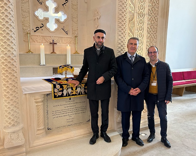 Foto: 3 Männer vor dem Altar der St. Georg Kirche