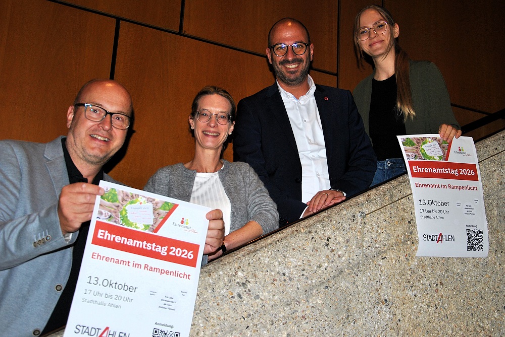 Zum Ehrenamtstag laden ein: (v.r.) Marie-Kristin Martins da Cruz, Bürgermeister Matthias Harman, Erste Beigeordnete Stephanie Kosbab, Stadthallen-Geschäftsführer Andreas Bockholt