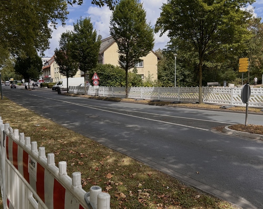 Foto: Dolberger Straße mit Absperrbaken 