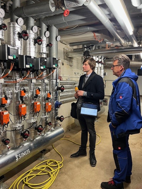 An der Overbergschule: Sergej Menke vom Energiebüro e&u und Thomas Kaller