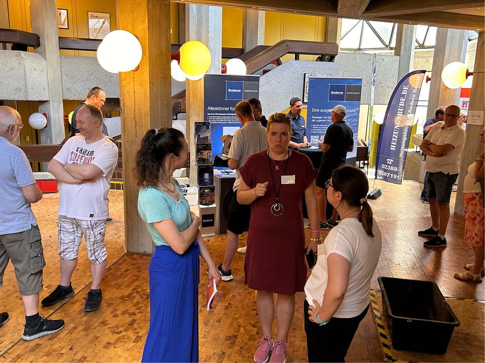 Foto: Blick in das Foyer im Rathaus mit Besuchern des Wärmepumpentags