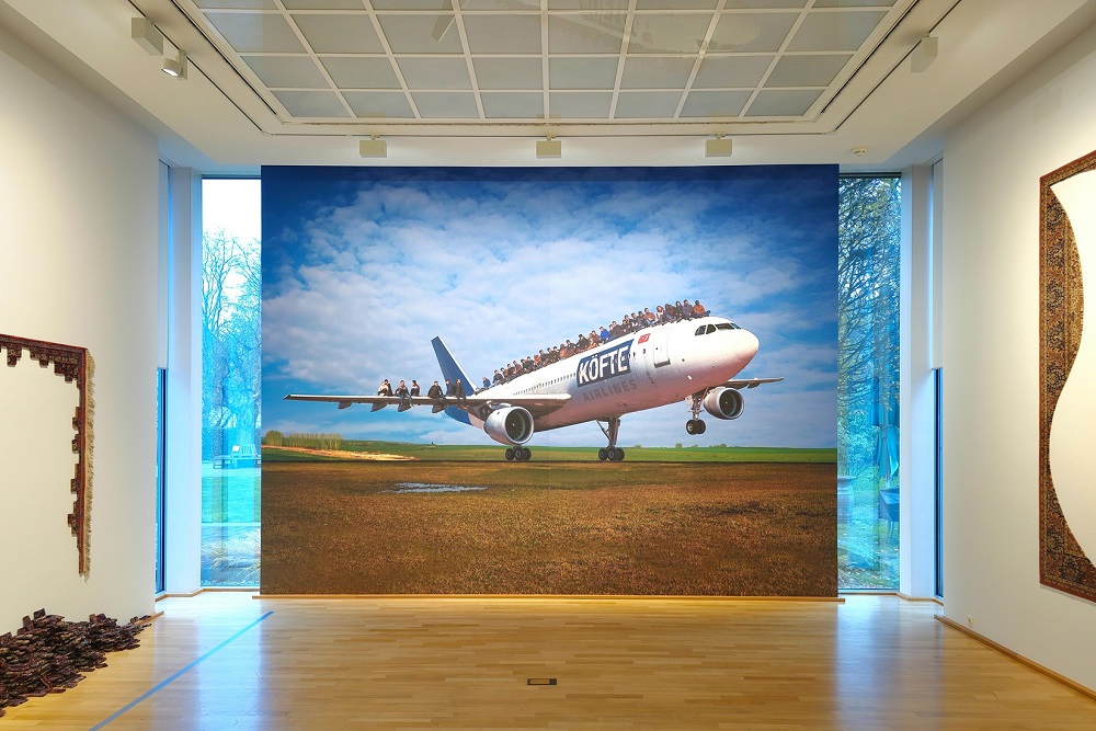 Foto: Halil Altındere, Köfte Airlines , 2016 