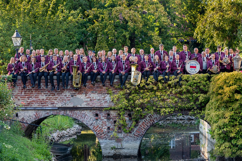 Foto: Musikverein sitzt auf einer Brücke