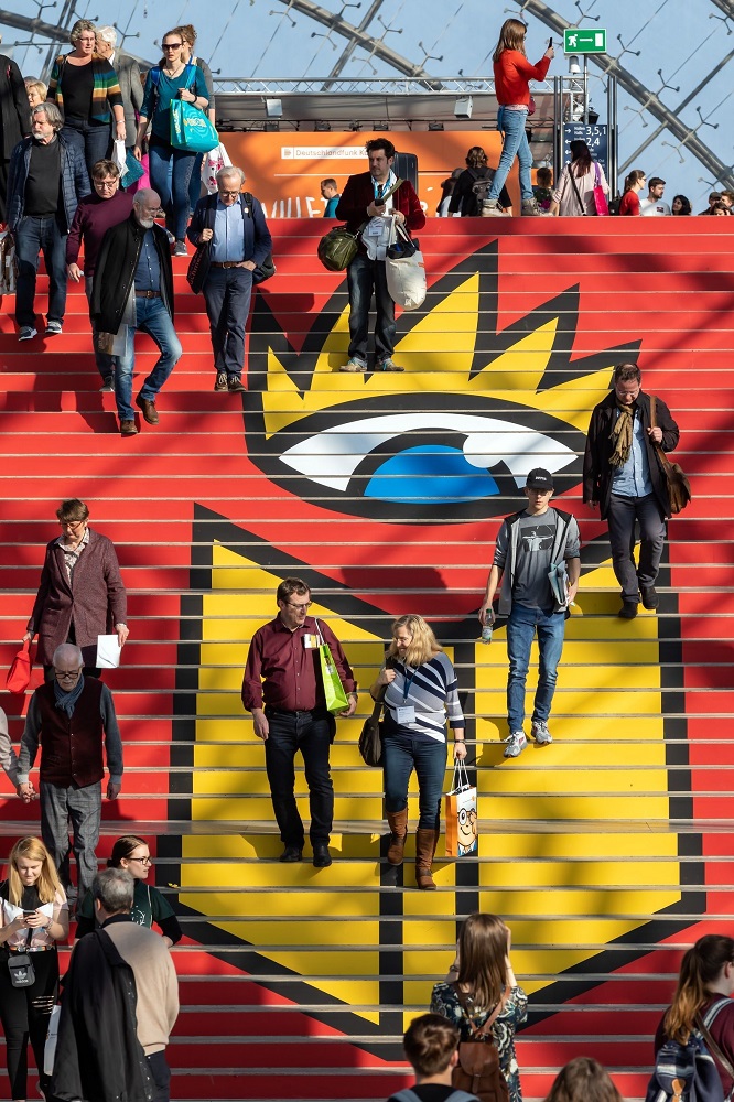 Foto: Bunt bemalte Treppe mit Menschen