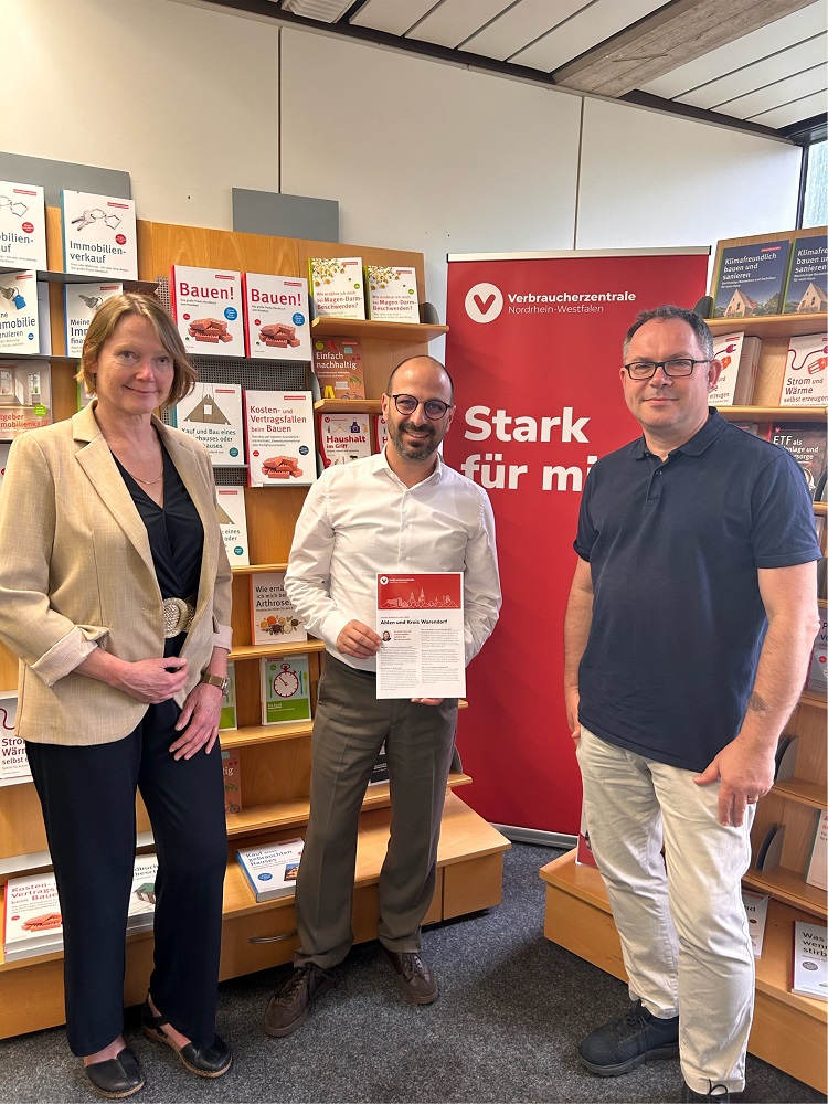 Foto: Den Jahresbericht der Verbraucherzentrale in Ahlen stellten vor (v.l.) Judith Spittler, Matthias Harman, Hubertus Pieper.