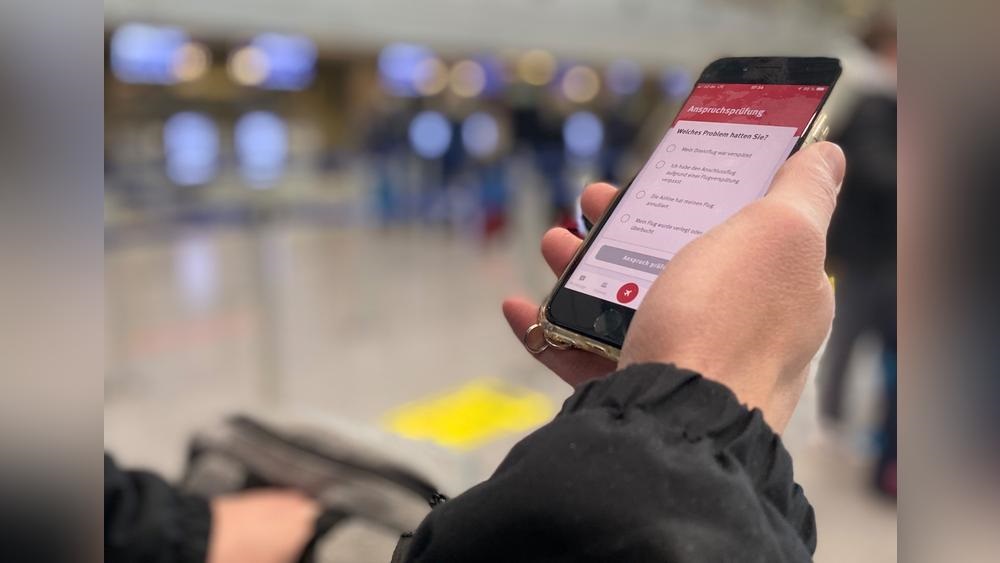Foto: eine Hand die ein Smartphone hält