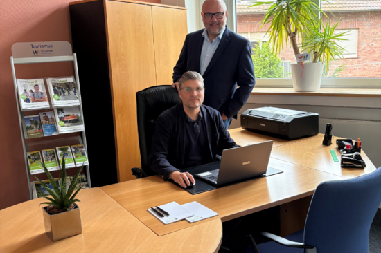 zwei Personen in einem Büro am Schreibtisch