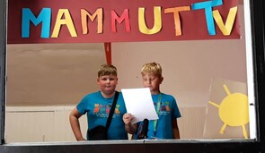 Foto: 2 Jungen unter dem Schild "Mammut-TV"