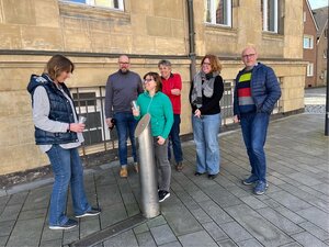 Foto: Mehrere Personen an der Refill-Station auf dem Ahlener Marktplatz