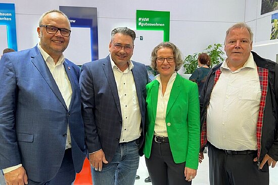 Foto: Auf der Expo Real sind im Gespräch v.l. Stefan Deimann, Dr. Alexander Berger, Ina Scharrenbach, Thomas Köpp.