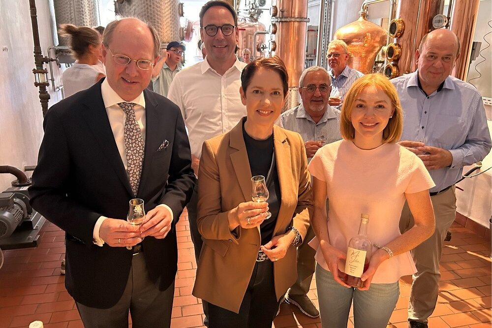 Ministerin stößt bei Schulze Rötering mit gutem Tropfen an