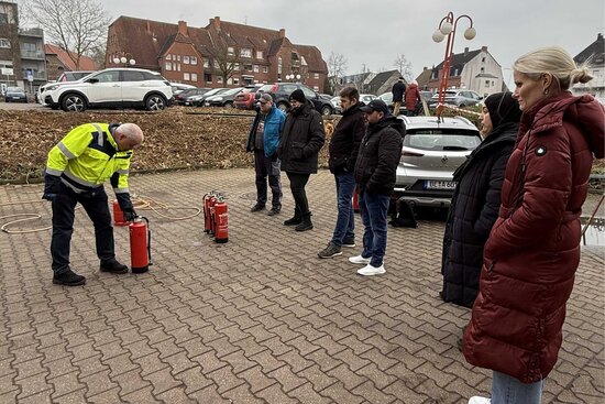 Feuerlöscher, Schulung, Gruppe auf Parkplatz