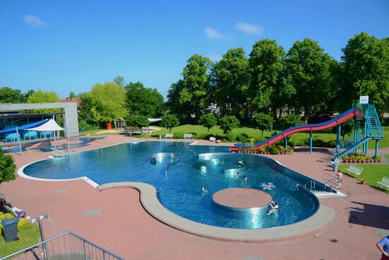 Foto: Schwimmbecken im Freibad