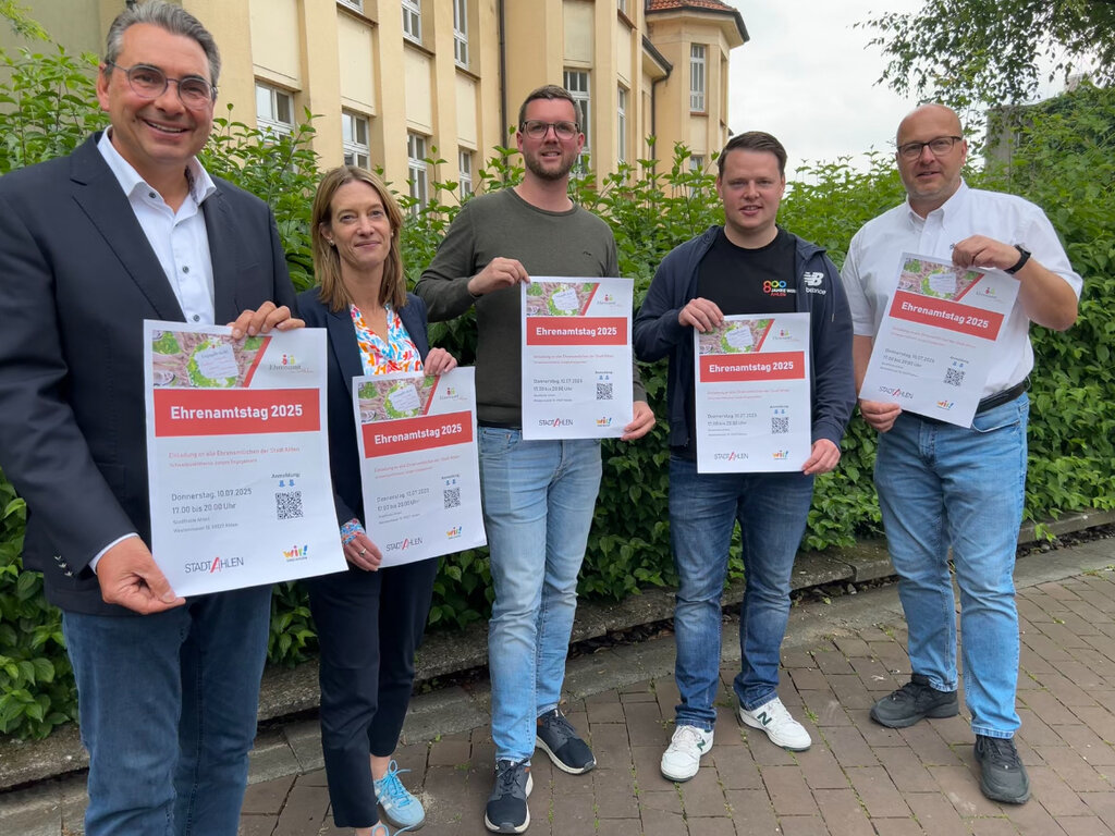 Laden gemeinsam zum 4. Ehrenamtstag am 10. Juli in die Stadthalle ein (v.l.): Dr. Alexander Berger, Erste Beigeordnete Stephanie Kosbab, Marcel Fels (Sportamt), Simon Büscher und Andreas Bockholt (Geschäftsführer der Stadthalle)