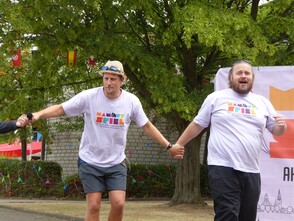 Foto: Zwei Betreuer mit Mammutspiele-T-Shirts vor dem Einlass