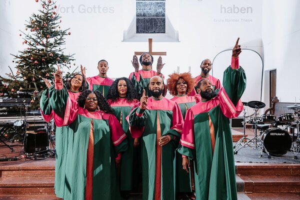 Foto: Chor in grünen Gewändern in einer Kirche