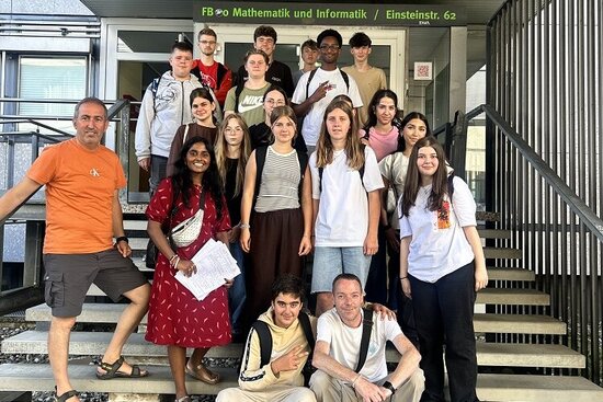 Foto: Gruppenbild auf einer Treppe