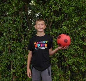 Foto: Maxim mit einem Ball in der Hand