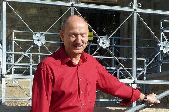 Foto: Ulrich Schöpf auf einer Treppe