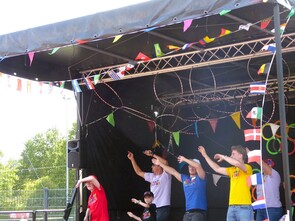 Foto: Betreuer auf der Bühne beim Warm-Up