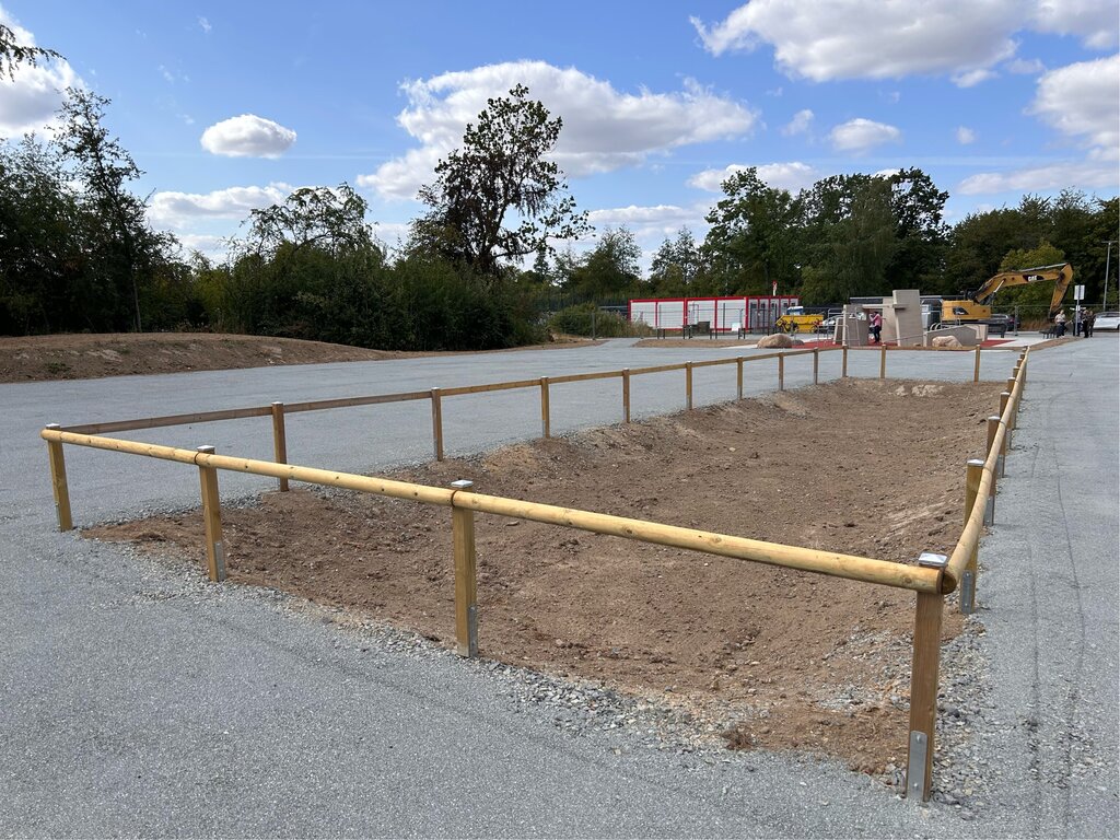 Foto: kleine Holzumrandung um eine Fläche mit Erde