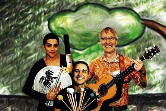 Foto: 3 Musiker vor einem bunten Bild
