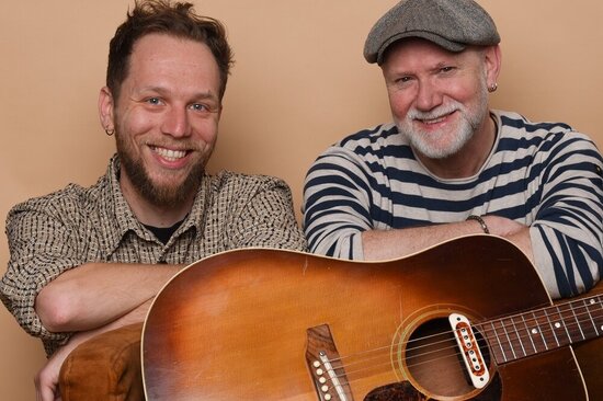 Foto: Zwei Männer mit Gitarre