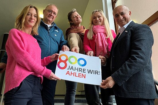 Foto: Gruppe mit dem Ahlen 800 Logo