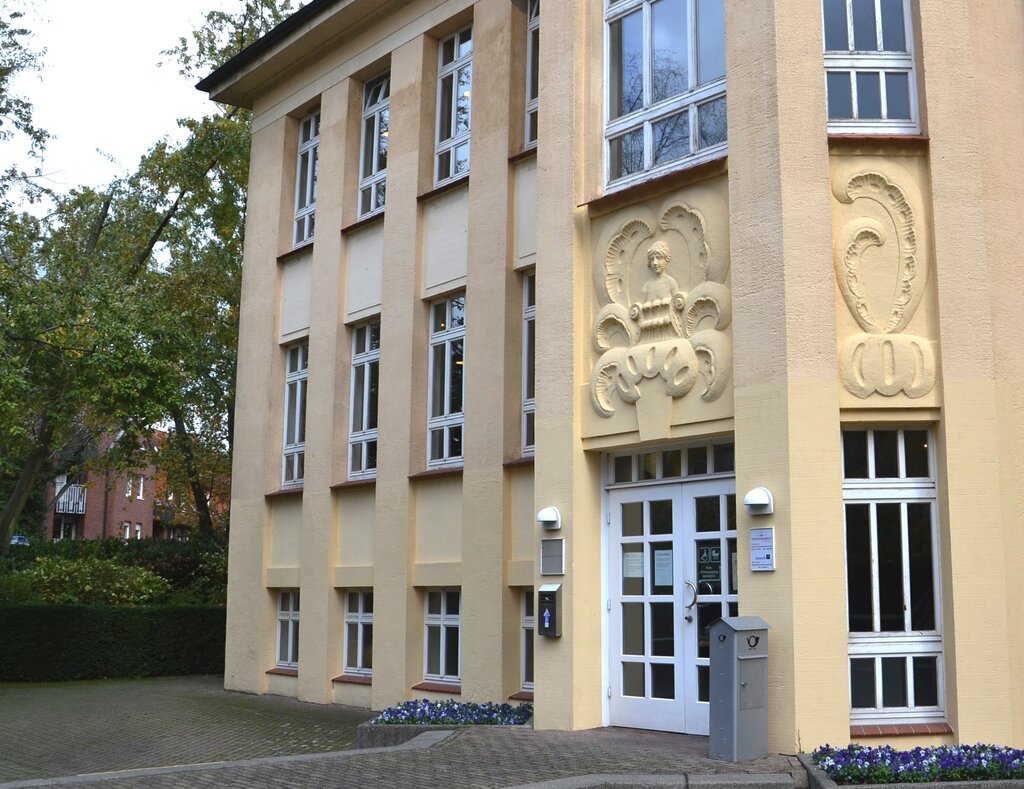 Foto: Außenansicht Stadtbücherei Eingangsbereich