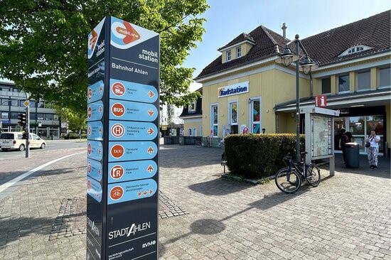 Foto: Blick auf den Ahlener Bahnhof und die Radstation