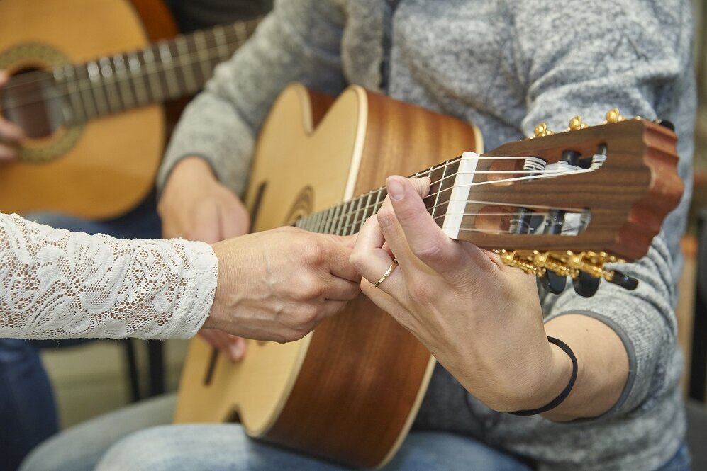 VHS-Gitarrenkurs speziell für das Erlenen von Kinderliedern 