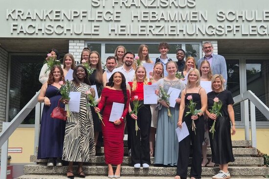 Foto: Gruppenbild vor der Eingangstür des Franziskus-Campus