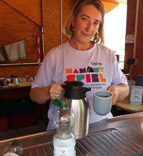 Foto: Nadine mit einer Kanne Kaffee