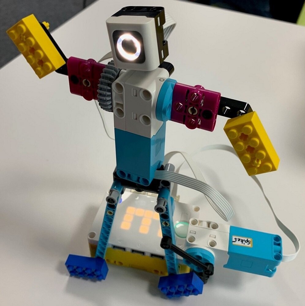 Foto: kleine Legofigur mit Kabeln und Licht