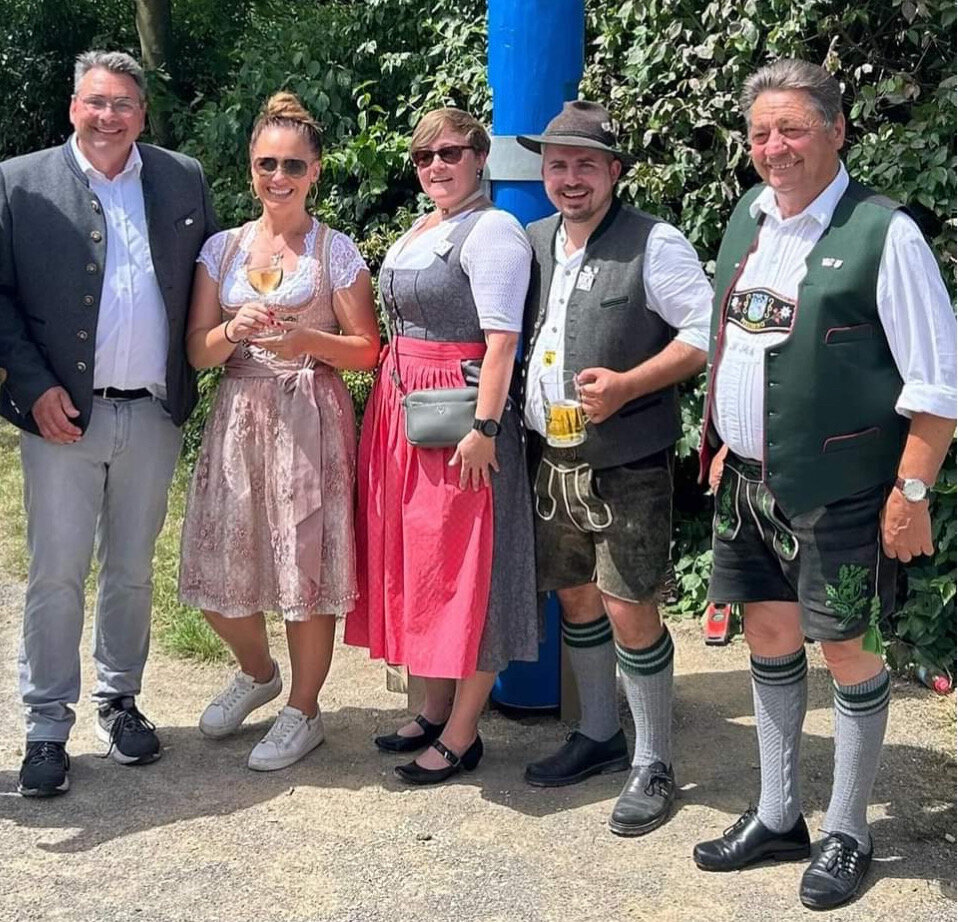 Als gestandenes bayerisches Mannsbild wird man Ludwig Schmuck (r.) in Ahlen in Erinnerung behalten. Hier mit dem früheren Bürgermeister Dr. Alexander Berger und Penzbergs Bürgermeister Stefan Korpan (2.v.r.) beim Ahlener Stadtfest 2024.